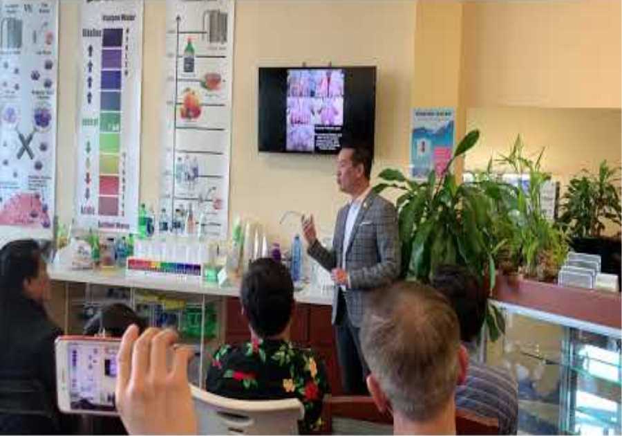 Pharmacist Dang Nguyen sharing info on Enagic Kangen Water machine in Vietnamese language